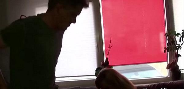 Geile MILF mit dicken Titten hilft Stief-Bruder mit Fick